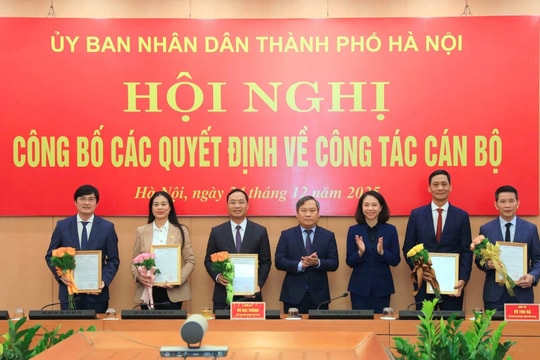 Chủ tịch UBND thành phố Hà Nội Vũ Đại Thắng Trao quyết định bổ nhiệm, điều động 5 lãnh đạo sở, ngành, đơn vị