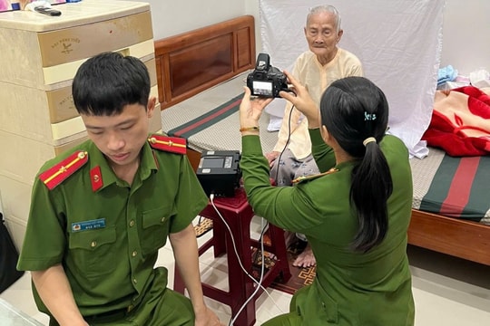 Công an Quảng Ngãi đến tận nhà người dân thực hiện cấp căn cước