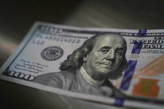 Tỷ giá USD hôm nay (24/12): Giá USD thị trường tự do giảm sâu, ngân hàng điều chỉnh trái chiều