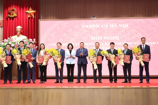 Thành ủy Hà Nội công bố và trao các quyết định về công tác cán bộ