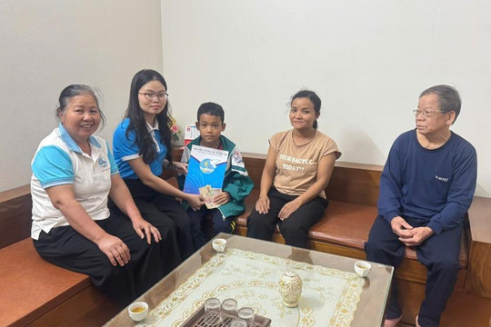Hội LHPN xã Dân Hoà trao tặng quà cho hội viên phụ nữ và trẻ em mồ côi có hoàn cảnh khó khăn