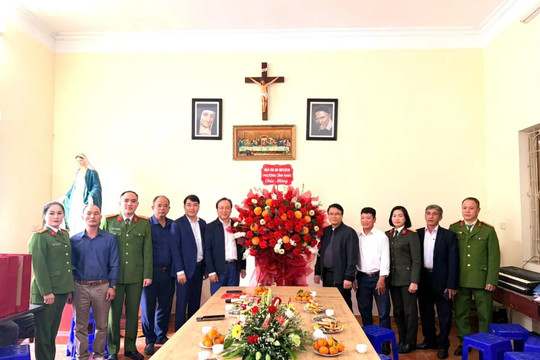 Thắt chặt tình đoàn kết với cộng đồng giáo dân phường Lĩnh Nam