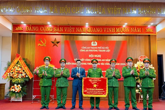 Công an phường Thanh Liệt được tặng Cờ đơn vị dẫn đầu phong trào thi đua “Vì an ninh Tổ quốc” năm 2025