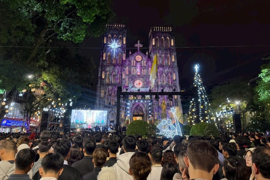 Hà Nội rộn ràng, lung linh trong đêm Giáng sinh