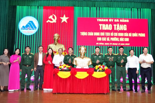 Thành ủy Đà Nẵng trao Tượng chân dung Chủ tịch Hồ Chí Minh tặng 94 xã, phường, đặc khu
