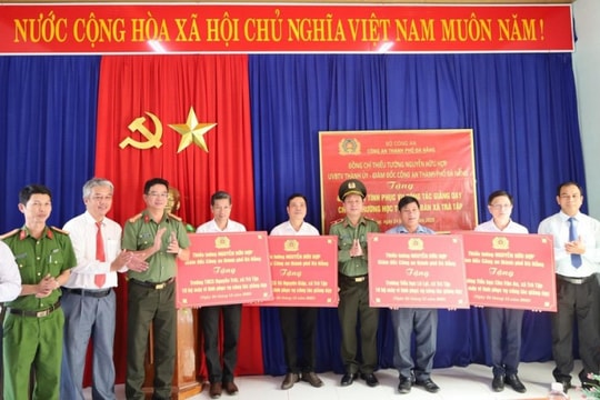Công an TP Đà Nẵng Trao 80 bộ máy vi tính cho học sinh vùng cao khó khăn