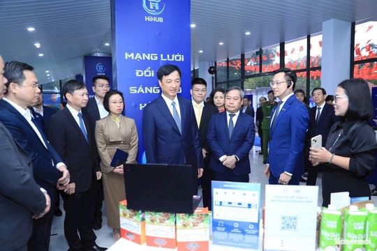 Bí thư Thành ủy Nguyễn Duy Ngọc tham quan triển lãm Mạng lưới đổi mới sáng tạo Hà Nội