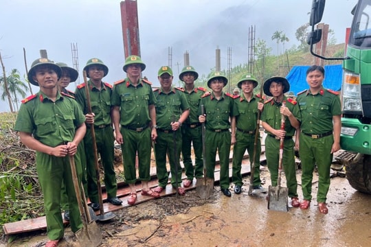 Quảng Ngãi Cán bộ, chiến sĩ Trại tạm giam số 1 giúp dân xây nhà sau lũ