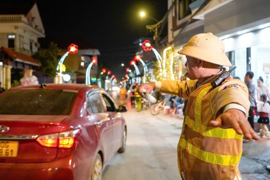Công an Hà Nội giữ bình yên trên những cung đường đêm Noel 2025