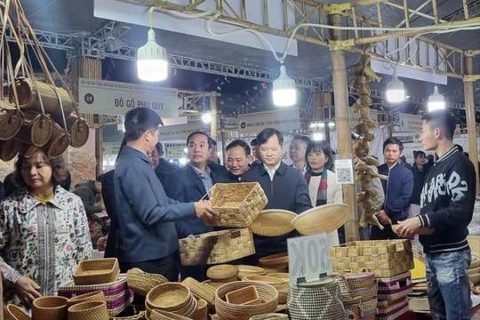 Khai mạc Hội chợ sản phẩm làng nghề và nông sản thực phẩm an toàn Hà Nội tại xã Sơn Đồng