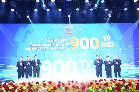 Xuất nhập khẩu Việt Nam lần đầu cán mốc 900 tỷ USD