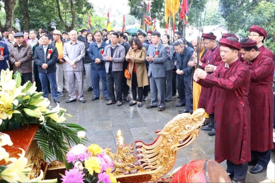 Dâng hương tưởng niệm ngày hóa Đức Thánh Tản Viên Sơn