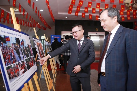 Ấn tượng không gian triển lãm ảnh "Khoảnh khắc Báo chí" 2025