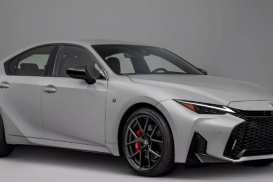 Lexus IS 2026 trình làng: Chỉ còn động cơ V6, giá khởi điểm tăng