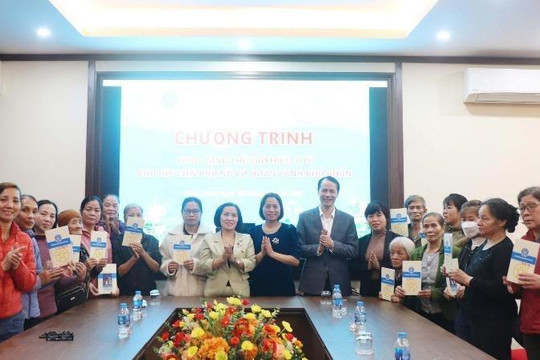 Trao tặng 15 thẻ bảo hiểm y tế cho phụ nữ có hoàn cảnh khó khăn phường Đông Ngạc