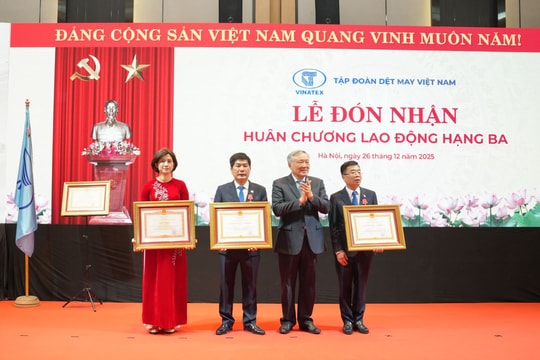 Vinatex đón nhận Huân chương Lao động hạng Ba