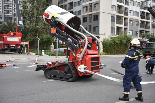 Trực thăng, robot diễn tập chữa cháy quy mô lớn tại Hà Nội