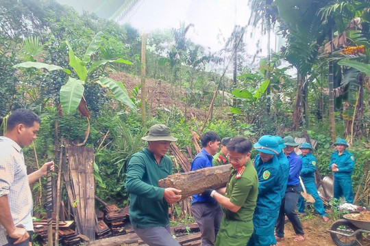 Quảng Ngãi: Công an xã Sơn Linh hỗ trợ người dân dựng nhà