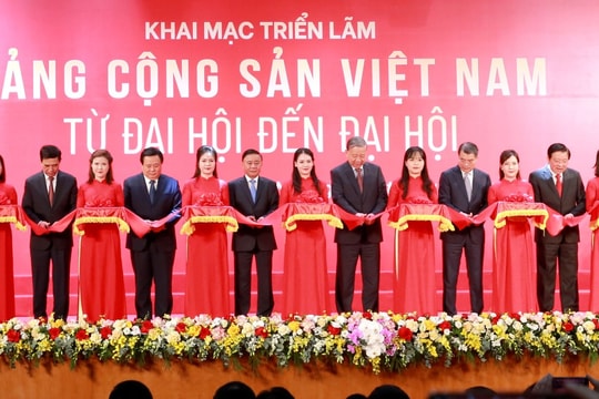 Khai mạc triển lãm “Đảng Cộng sản Việt Nam - Từ Đại hội đến Đại hội”
