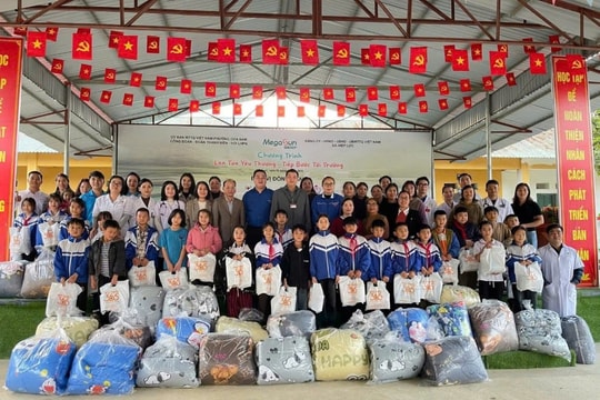 Mang hơi ấm và tinh thần đoàn kết của CNVCLĐ Thủ đô đến với người dân vùng cao