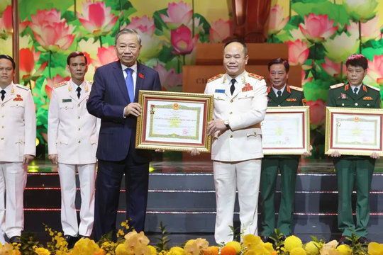 Công an Hà Nội đón nhận danh hiệu “Anh hùng Lực lượng vũ trang Nhân dân” lần thứ IV