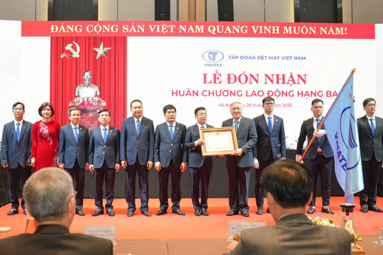 Vinatex đón nhận Huân chương Lao động hạng Ba