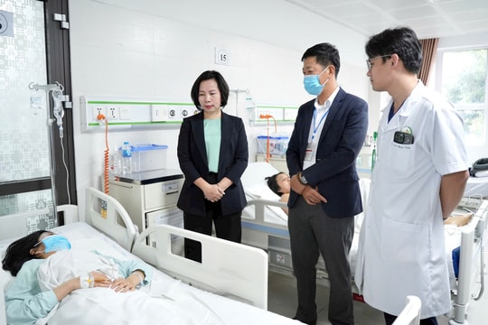 Chủ tịch Ủy ban MTTQ Việt Nam TP Hà Nội Bùi Huyền Mai thăm, động viên các nạn nhân trong vụ lật xe tại Lào Cai