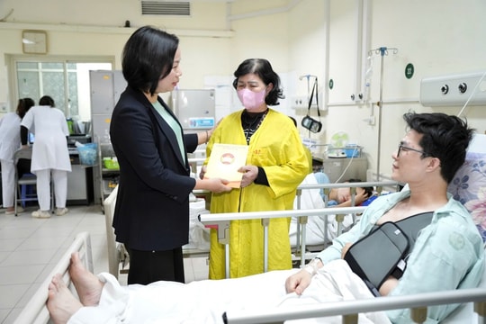 Chủ tịch Ủy ban MTTQ Việt Nam TP. Hà Nội Bùi Huyền Mai thăm các nạn nhân vụ lật xe ở Lào Cai đang điều trị tại Bệnh viện Hữu nghị Việt Đức