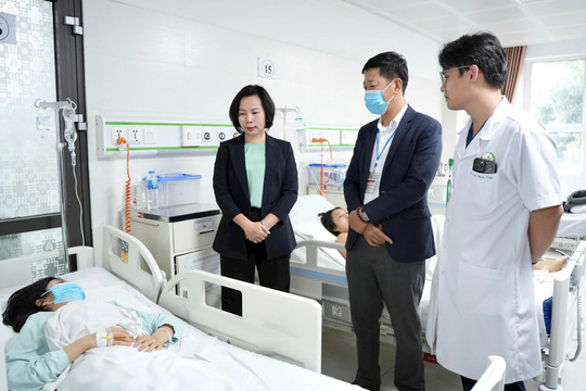 Chủ tịch Ủy ban Mặt trận Tổ quốc Việt Nam TP Hà Nội thăm, động viên các nạn nhân trong vụ lật xe tại Lào Cai
