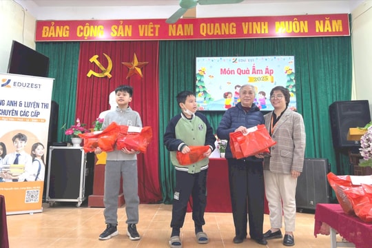 Phường Việt Hưng trao 50 suất quà cho trẻ em có hoàn cảnh khó khăn