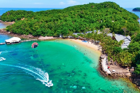 Nghỉ Tết Dương lịch 4 ngày, giá vé máy bay tăng vọt, nhiều chặng “cháy vé”