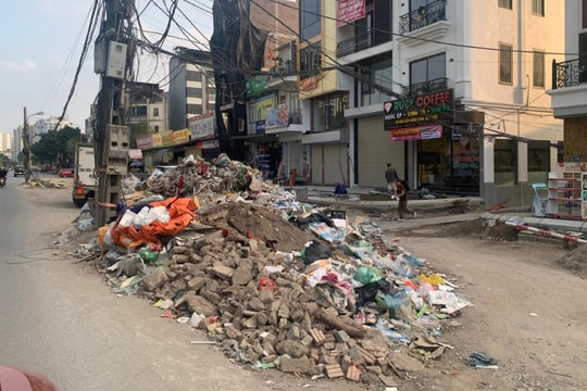 Ngổn ngang rác thải, tiềm ẩn mất an toàn trên phố Nguyễn Lam