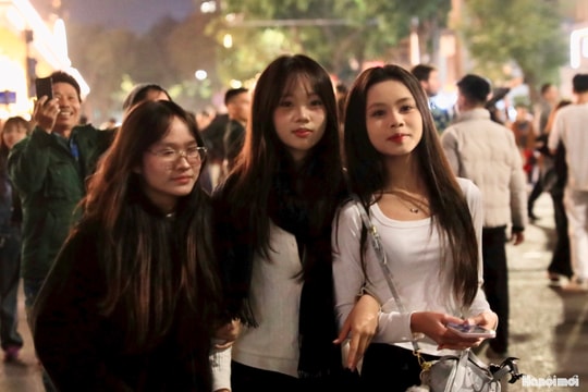 Người dân chen chân chờ xem pháo hoa, đón năm mới ở phố đi bộ hồ Hoàn Kiếm