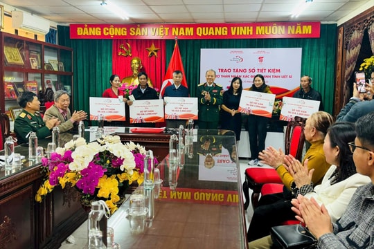 Trao tặng sổ tiết kiệm cho các gia đình đưa hài cốt liệt sĩ về quê hương