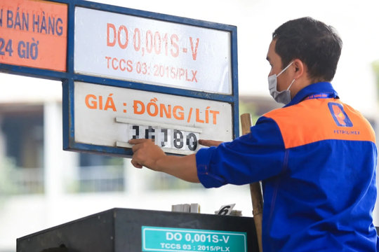 Giá xăng dầu tiếp tục giảm từ chiều nay 31/12