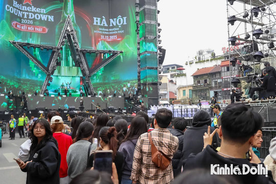 Đông đảo bạn trẻ Hà Nội chờ đón khoảnh khắc giao thừa 2026