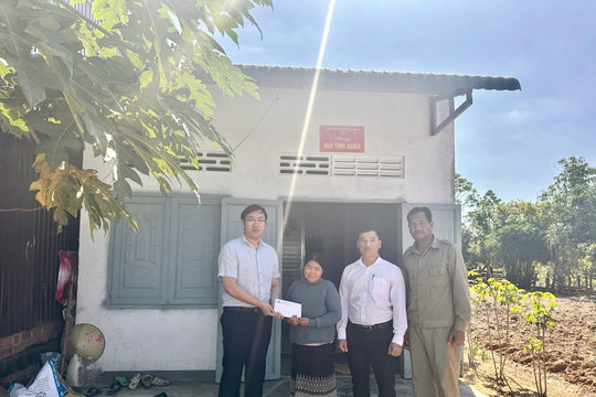 Ban An toàn giao thông tỉnh Đắk Lắk thăm hỏi các gia đình có nạn nhân tử nạn vì tai nạn giao thông