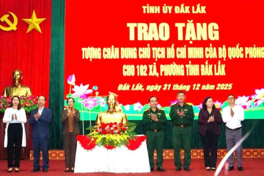 Đắk Lắk: Trao Tượng chân dung Chủ tịch Hồ Chí Minh cho 102 xã, phường