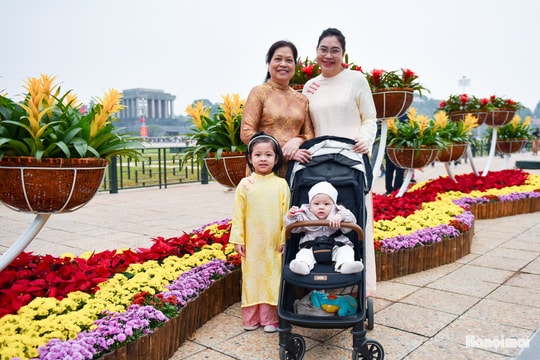 Hà Nội thanh bình, người dân thong dong du ngoạn ngày đầu năm 2026