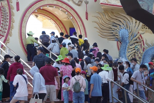 TP Hồ Chí Minh: Du khách đổ về các điểm vui chơi, giải trí