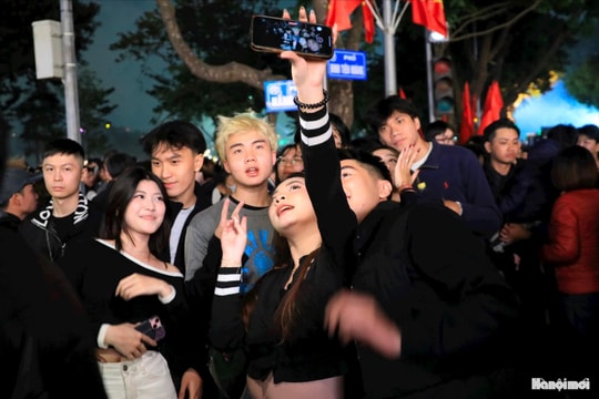 Hân hoan xem trình diễn pháo hoa chào năm mới