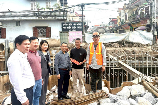 Khí thế lao động khẩn trương trên công trường cống Đông Mỹ
