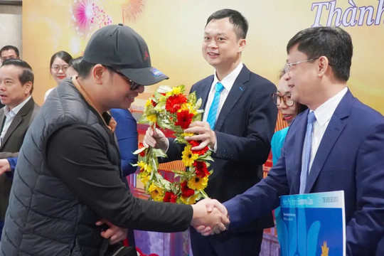Huế chào đón những vị khách đầu tiên năm 2026 đến bằng đường hàng không