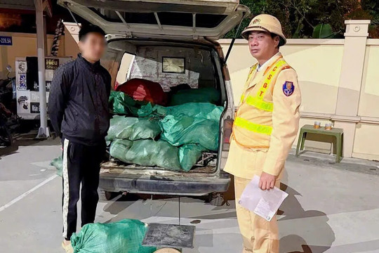Gần 1 tấn chân gà bẩn đang đi tiêu thụ thì bị CSGT Hà Nội phát hiện, xử lý
