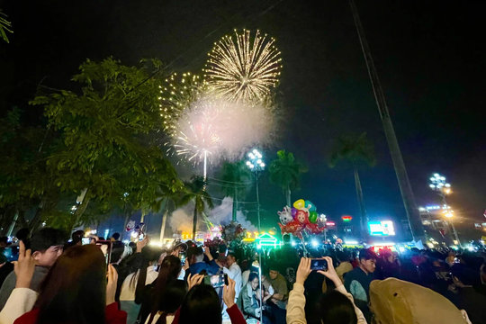 Biển người đêm pháo hoa rực rỡ tại quảng trường Lam Sơn Thanh Hóa