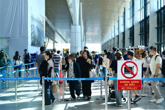 Sân bay Tân Sơn Nhất đón gần 120.000 lượt khách trong ngày 2-1
