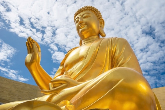 Vì sao tượng Phật Câu Na Hàm Mâu Ni trên núi Bà Đen có màu vàng?