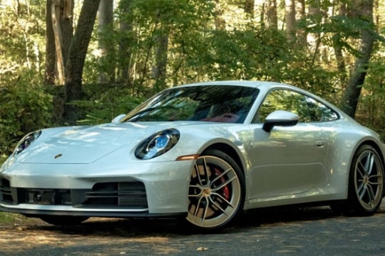 Porsche 911 Carrera S: Sự cân bằng giữa tốc độ và thực tế