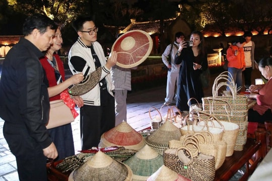 Văn Miếu - Quốc Tử Giám ra mắt tour đêm “Âm sắc Việt” đúng dịp năm mới 2026