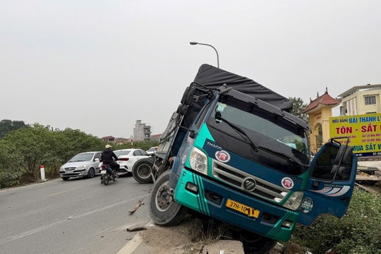 Tai nạn liên hoàn giữa 4 ô tô tại Thường Tín (Hà Nội)